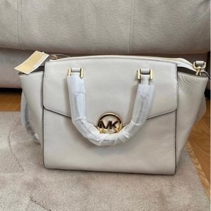Michael Kors Purse
Brand new with tags
Leather 
Color: Vanilla